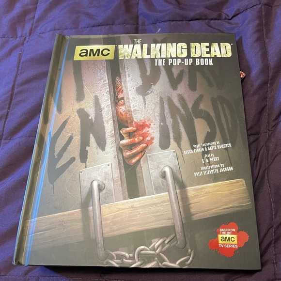 AMCs The Walking Dead Pop-Up Book - Picture 1 of 8